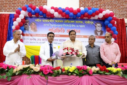 ৫ জুন টি-১১ ব্যাচের ছাত্র-ছাত্রীদের নবীন বরণ অনুষ্ঠানে মাননীয় এমপি মহোদয়কে ফুলেল শুভেচ্ছা।